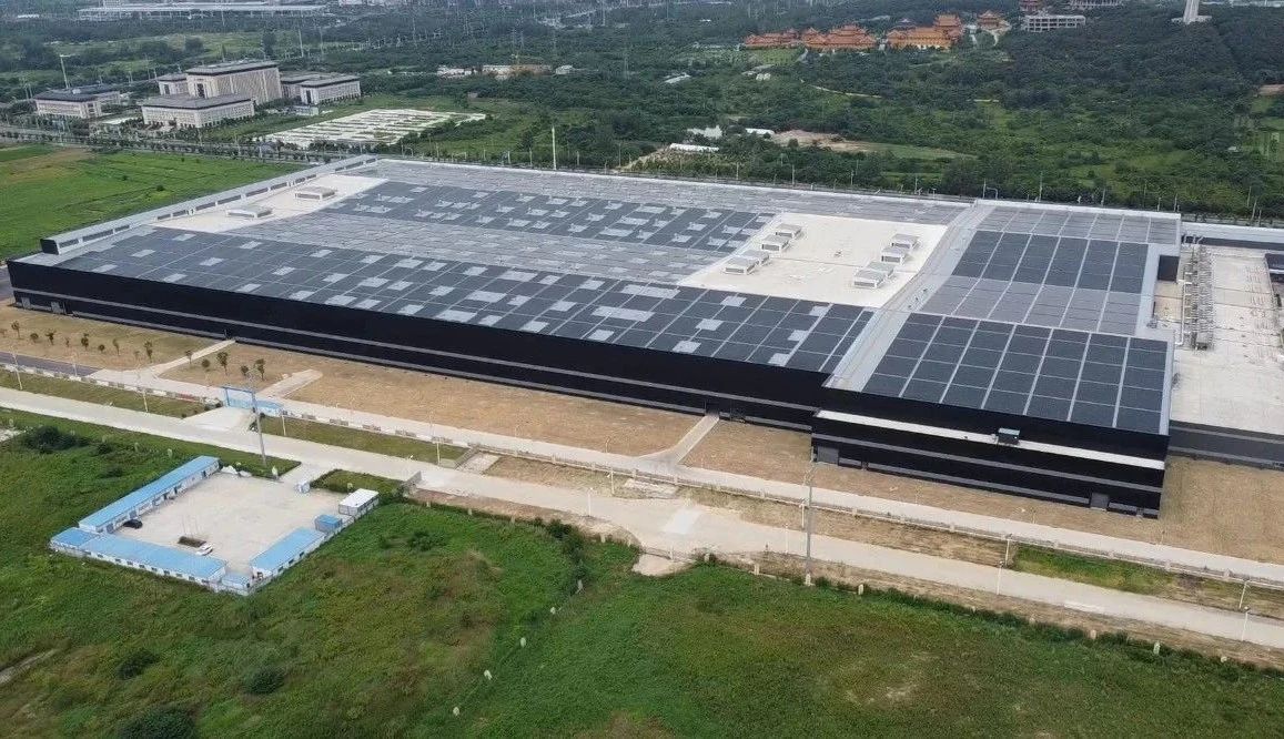 让我们追随新华社，去看看玻璃会发电的奥秘吧！