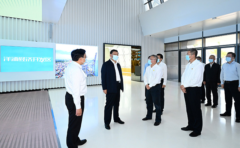 4月10日至13日，中共中央总书记、国度主席、中央军委主席习近平在海南调查。这是12日上午，习近平在崖裢翻济开发区调查。新华社记者 李学仁 摄